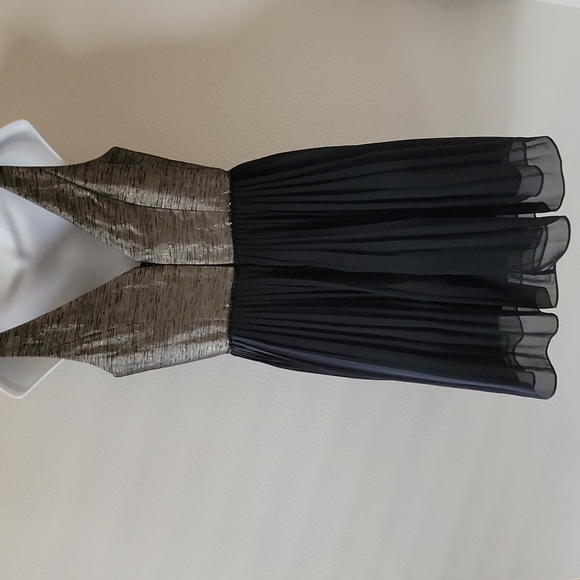 New Beautiful Minuet Black Metallic V-neck pleated form Dress Juniors sz Medium - Picture 9 of 11